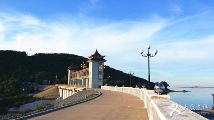 地理环境 二龙湖位于吉林省四平市东部,辽源市和伊通县的二市一县交界处,象一颗明珠镶嵌在东辽河上。站在二龙湖大坝的泄水闸旁,俯瞰湖畔两侧的二龙山,如同龙身蜿蜒起伏,守护着茫茫的碧波轻浪。二龙湖水面八千多公顷,盛产青、草、鲢、鲈、池沼虾等二十几个品种的鱼虾。 群山环抱,绿树成荫,风光秀丽。春有各种候鸟水禽来这里繁衍栖息,夏天漫山野花竞相开放,秋天各种野果、菌、菇信手可采,冬至白雪皑皑,银装素裹。二龙湖自然景观优美,历史人文景观也十分丰富。二龙山的传说美丽动人,赫尔苏古城、燕国遗址、康熙东巡驿站诉说着久远的